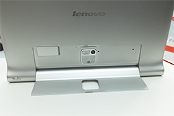 画像集#014のサムネイル/折りたたみ式スタンド付きタブレット「YOGA Tablet 2」発表。ほぼ同一スペックでWindows 8.1モデルとAndroid 4.4モデルを用意