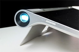 画像集#015のサムネイル/折りたたみ式スタンド付きタブレット「YOGA Tablet 2」発表。ほぼ同一スペックでWindows 8.1モデルとAndroid 4.4モデルを用意