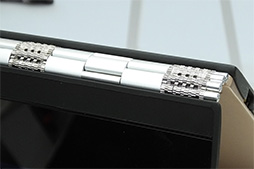 画像集#017のサムネイル/折りたたみ式スタンド付きタブレット「YOGA Tablet 2」発表。ほぼ同一スペックでWindows 8.1モデルとAndroid 4.4モデルを用意