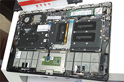 画像集#019のサムネイル/折りたたみ式スタンド付きタブレット「YOGA Tablet 2」発表。ほぼ同一スペックでWindows 8.1モデルとAndroid 4.4モデルを用意