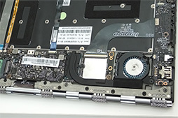 画像集#020のサムネイル/折りたたみ式スタンド付きタブレット「YOGA Tablet 2」発表。ほぼ同一スペックでWindows 8.1モデルとAndroid 4.4モデルを用意