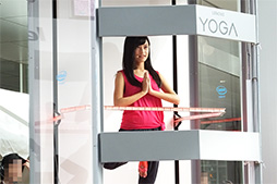 画像集#022のサムネイル/折りたたみ式スタンド付きタブレット「YOGA Tablet 2」発表。ほぼ同一スペックでWindows 8.1モデルとAndroid 4.4モデルを用意