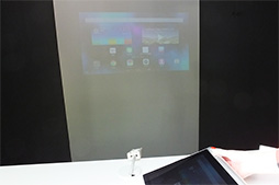 画像集#023のサムネイル/折りたたみ式スタンド付きタブレット「YOGA Tablet 2」発表。ほぼ同一スペックでWindows 8.1モデルとAndroid 4.4モデルを用意