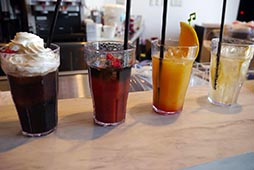 画像ギャラリー No.015のサムネイル画像 / 「白猫プロジェクト」のコラボカフェ「登校！ 茶熊学園」が7月14日に開店。グッズや特典盛りだくさんの店内を先駆けて紹介