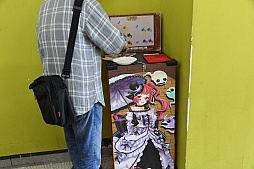 ���������꡼ No.005�Υ���ͥ������ / ����ǭ�ץ��������ȡפο͵�����饯����ã������ˡ��������������Ȥ���������ɡ��ॷ�ƥ����ȥ饯����󥺤ȤΥ���ܥ��٥�Ȥ˹ԤäƤ���