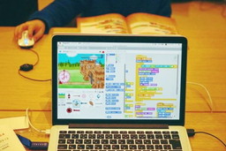 画像ギャラリー No.005のサムネイル画像 / 「城とドラゴン」を用いた児童向けのプログラミング教室が3月21日に開催