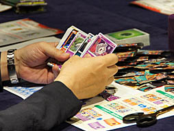 画像ギャラリー No.014のサムネイル画像 / 優勝はプロ棋士の藤井 猛選手。ウメハラ選手や岡本信彦さんなど,各界の有名人が集まった「ポケモンカード ミュウツーHR争奪戦」の模様をお届け