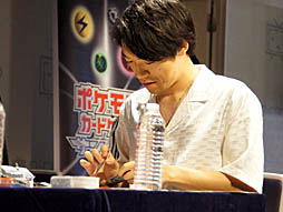 画像ギャラリー No.015のサムネイル画像 / 優勝はプロ棋士の藤井 猛選手。ウメハラ選手や岡本信彦さんなど,各界の有名人が集まった「ポケモンカード ミュウツーHR争奪戦」の模様をお届け