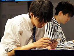 画像ギャラリー No.016のサムネイル画像 / 優勝はプロ棋士の藤井 猛選手。ウメハラ選手や岡本信彦さんなど,各界の有名人が集まった「ポケモンカード ミュウツーHR争奪戦」の模様をお届け