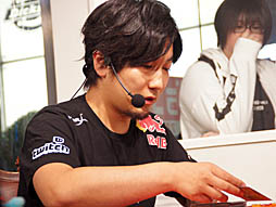 画像ギャラリー No.018のサムネイル画像 / 優勝はプロ棋士の藤井 猛選手。ウメハラ選手や岡本信彦さんなど,各界の有名人が集まった「ポケモンカード ミュウツーHR争奪戦」の模様をお届け