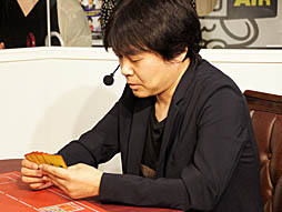 画像ギャラリー No.019のサムネイル画像 / 優勝はプロ棋士の藤井 猛選手。ウメハラ選手や岡本信彦さんなど,各界の有名人が集まった「ポケモンカード ミュウツーHR争奪戦」の模様をお届け