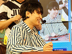 画像ギャラリー No.020のサムネイル画像 / 優勝はプロ棋士の藤井 猛選手。ウメハラ選手や岡本信彦さんなど,各界の有名人が集まった「ポケモンカード ミュウツーHR争奪戦」の模様をお届け