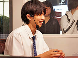 画像ギャラリー No.022のサムネイル画像 / 優勝はプロ棋士の藤井 猛選手。ウメハラ選手や岡本信彦さんなど,各界の有名人が集まった「ポケモンカード ミュウツーHR争奪戦」の模様をお届け