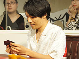 画像ギャラリー No.023のサムネイル画像 / 優勝はプロ棋士の藤井 猛選手。ウメハラ選手や岡本信彦さんなど,各界の有名人が集まった「ポケモンカード ミュウツーHR争奪戦」の模様をお届け