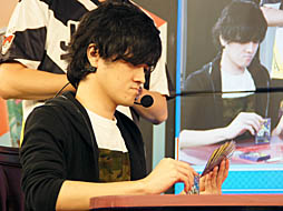 画像ギャラリー No.024のサムネイル画像 / 優勝はプロ棋士の藤井 猛選手。ウメハラ選手や岡本信彦さんなど,各界の有名人が集まった「ポケモンカード ミュウツーHR争奪戦」の模様をお届け