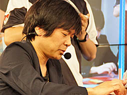 画像ギャラリー No.027のサムネイル画像 / 優勝はプロ棋士の藤井 猛選手。ウメハラ選手や岡本信彦さんなど,各界の有名人が集まった「ポケモンカード ミュウツーHR争奪戦」の模様をお届け