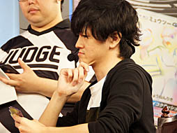 画像ギャラリー No.028のサムネイル画像 / 優勝はプロ棋士の藤井 猛選手。ウメハラ選手や岡本信彦さんなど,各界の有名人が集まった「ポケモンカード ミュウツーHR争奪戦」の模様をお届け