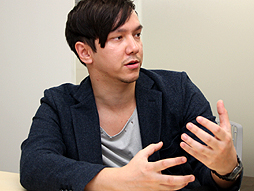 ������#004�Υ���ͥ���/�֥ե������饤4�פΥץ쥼��ơ������ǥ��쥯�����˥��󥿥ӥ塼������Ȥʤ�ҥޥ�仳�����Ӥ�����ưʪ�ε�ư�ʤɡ��ܺ�ο����ǤˤĤ���ʹ����