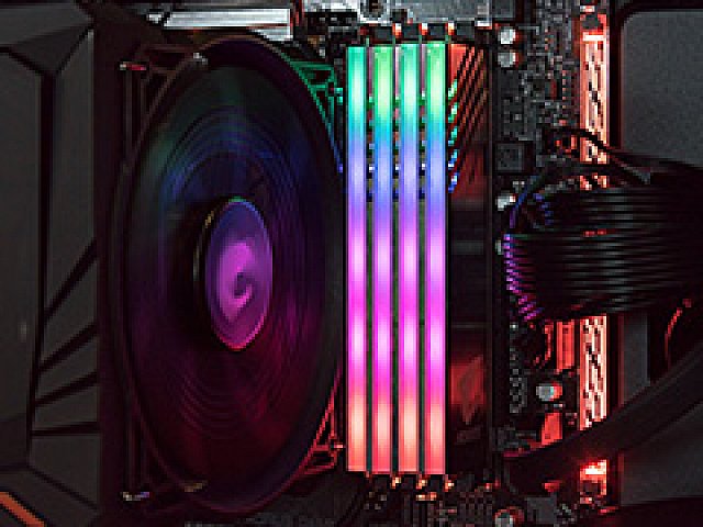 Computex Gigabyteがゲーマー向けメモリモジュール市場に参入 まさかの 光るダミー 付き