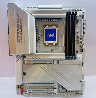 画像ギャラリー No.007のサムネイル画像 / パーツの付け外しや配線のしやすさに配慮した次世代CPU対応マザーボードをGIGABYTEが披露