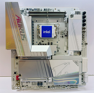 画像ギャラリー No.008のサムネイル画像 / パーツの付け外しや配線のしやすさに配慮した次世代CPU対応マザーボードをGIGABYTEが披露