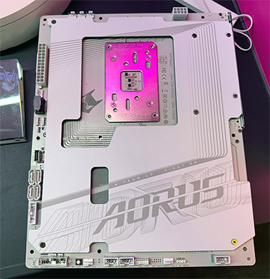 画像ギャラリー No.011のサムネイル画像 / パーツの付け外しや配線のしやすさに配慮した次世代CPU対応マザーボードをGIGABYTEが披露