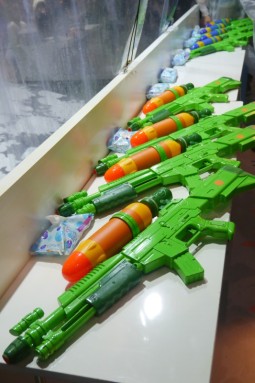 画像ギャラリー No.025のサムネイル画像 / リアル「スプラトゥーン」に老若男女が大はしゃぎ。最新ゲームから伝統ゲームまで,ちょっと気になったブースをお届けする「闘会議2015」レポート