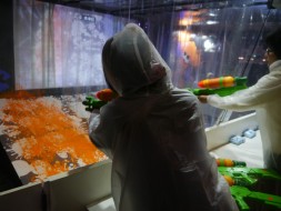 画像ギャラリー No.027のサムネイル画像 / リアル「スプラトゥーン」に老若男女が大はしゃぎ。最新ゲームから伝統ゲームまで,ちょっと気になったブースをお届けする「闘会議2015」レポート