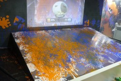 画像ギャラリー No.029のサムネイル画像 / リアル「スプラトゥーン」に老若男女が大はしゃぎ。最新ゲームから伝統ゲームまで,ちょっと気になったブースをお届けする「闘会議2015」レポート