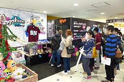 画像ギャラリー No.016のサムネイル画像 / 「Splatoon」と佐賀県のコラボショップ「Sagakeen イカすロビー」の内覧会をレポート。“回転するイカのクリスマスツリー”がお出迎え