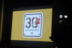 画像ギャラリー No.004のサムネイル画像 / マリオの誕生日に開催された「スーパマリオ30祭」をレポート。生みの親である宮本 茂氏,手塚卓志氏,近藤浩治氏がゲストともに30周年を祝福