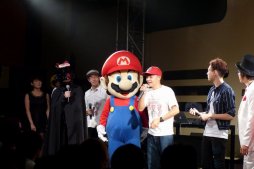 画像ギャラリー No.006のサムネイル画像 / マリオの誕生日に開催された「スーパマリオ30祭」をレポート。生みの親である宮本 茂氏,手塚卓志氏,近藤浩治氏がゲストともに30周年を祝福
