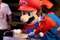 画像ギャラリー No.007のサムネイル画像 / マリオの誕生日に開催された「スーパマリオ30祭」をレポート。生みの親である宮本 茂氏,手塚卓志氏,近藤浩治氏がゲストともに30周年を祝福