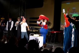 画像ギャラリー No.008のサムネイル画像 / マリオの誕生日に開催された「スーパマリオ30祭」をレポート。生みの親である宮本 茂氏,手塚卓志氏,近藤浩治氏がゲストともに30周年を祝福