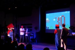 画像ギャラリー No.016のサムネイル画像 / マリオの誕生日に開催された「スーパマリオ30祭」をレポート。生みの親である宮本 茂氏,手塚卓志氏,近藤浩治氏がゲストともに30周年を祝福