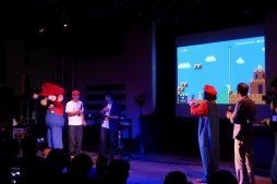 画像ギャラリー No.017のサムネイル画像 / マリオの誕生日に開催された「スーパマリオ30祭」をレポート。生みの親である宮本 茂氏,手塚卓志氏,近藤浩治氏がゲストともに30周年を祝福