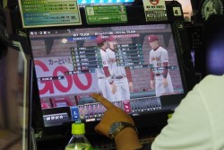 画像集#014のサムネイル/アーケードTCG「BASEBALL HEROES 2014」のロケテストが本日開始。100人を超えるファンが集まった会場の模様を,新要素の概要と共にお届け