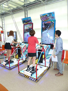 画像ギャラリー No.008のサムネイル画像 / バンダイナムコゲームス,アーケードゲームのプレス向け体験会を開催。ドーム型筐体ガンSTG「ロストランドアドベンチャー」ほか最新作を体験してきた