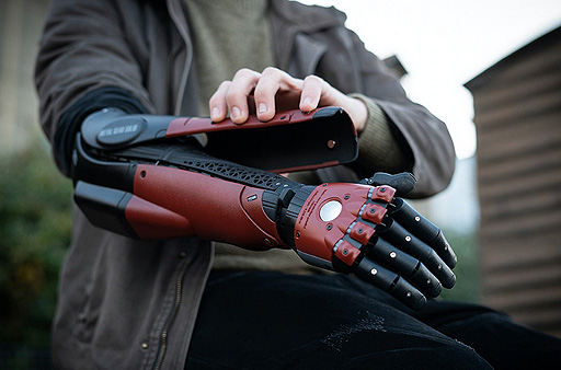 英Open Bionics，KONAMIと提携し「メタルギアソリッド」な義手カバーを 