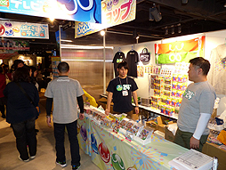 画像ギャラリー No.019のサムネイル画像 / 「ぷよぷよ」シリーズ24周年記念番組「ぷよきねんテレビ」のオープニングの模様をレポート。「Red Bull 5G 2015」の採用が発表された「ぷよぷよテトリス」の情報も明らかに