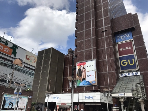 ファンキル 新宿pepe前広場にて8月31日限定で巨大広告が登場