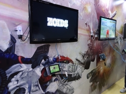 ²èÁü½¸#002¤Î¥µ¥à¥Í¥¤¥ë/¡ÎTGS 2014¡Ï¡ÖZOIDS Material Hunters¡Ê²¾Âê¡Ë¡×¤Ç¥·¡¼¥ë¥É¥é¥¤¥¬¡¼¤È¶¦¤Ë¥Õ¥£¡¼¥ë¥É¤ò¶î¤±È´¤±¤Æ¤¤¿¡£¥Ö¥í¡¼¥É¥á¥Ç¥£¥¢¥Ö¡¼¥¹¥ì¥Ý¡¼¥È