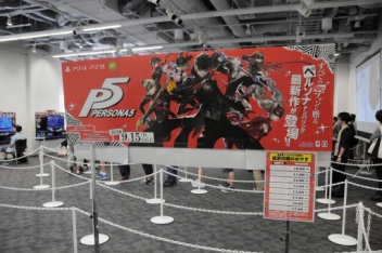 画像ギャラリー No.004のサムネイル画像 / 「ペルソナ5」の体験会が東京・秋葉原のUDXギャラリーで18:00まで開催中。キャラクターの立て看板や“モルガナカー”などの貴重な展示物も