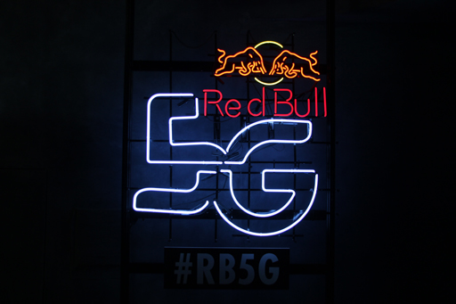 ���������꡼ No.002�Υ���ͥ������ / ��Red Bull 5G 2015�פ�����ɽ�����郎���š�2015ǯ12��Ρ�FINALS�פ˸�����4��������췳�ե����ʥꥹ�Ȥ����Ф��줿�������ͤ��ݡ���