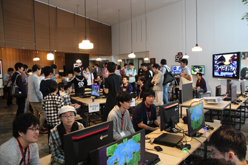 ���������꡼ No.003�Υ���ͥ������ / ��Red Bull 5G 2015�פ�����ɽ�����郎���š�2015ǯ12��Ρ�FINALS�פ˸�����4��������췳�ե����ʥꥹ�Ȥ����Ф��줿�������ͤ��ݡ���