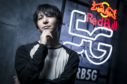 ���������꡼ No.006�Υ���ͥ������ / ��Red Bull 5G 2015�פ�����ɽ�����郎���š�2015ǯ12��Ρ�FINALS�פ˸�����4��������췳�ե����ʥꥹ�Ȥ����Ф��줿�������ͤ��ݡ���