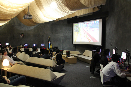 ���������꡼ No.007�Υ���ͥ������ / ��Red Bull 5G 2015�פ�����ɽ�����郎���š�2015ǯ12��Ρ�FINALS�פ˸�����4��������췳�ե����ʥꥹ�Ȥ����Ф��줿�������ͤ��ݡ���