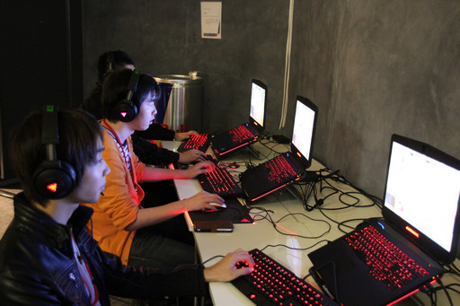 ���������꡼ No.008�Υ���ͥ������ / ��Red Bull 5G 2015�פ�����ɽ�����郎���š�2015ǯ12��Ρ�FINALS�פ˸�����4��������췳�ե����ʥꥹ�Ȥ����Ф��줿�������ͤ��ݡ���