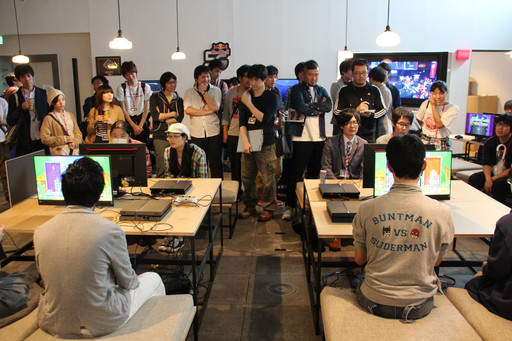 ���������꡼ No.010�Υ���ͥ������ / ��Red Bull 5G 2015�פ�����ɽ�����郎���š�2015ǯ12��Ρ�FINALS�פ˸�����4��������췳�ե����ʥꥹ�Ȥ����Ф��줿�������ͤ��ݡ���