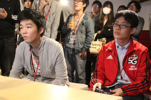 ���������꡼ No.013�Υ���ͥ������ / ��Red Bull 5G 2015�פ�����ɽ�����郎���š�2015ǯ12��Ρ�FINALS�פ˸�����4��������췳�ե����ʥꥹ�Ȥ����Ф��줿�������ͤ��ݡ���